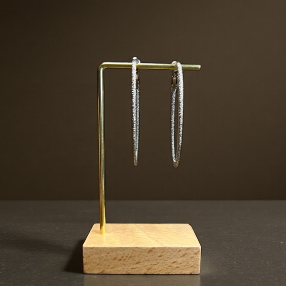 Elegant Oval Silver Hoop Earrings with Glitter - Picture 5 of 11